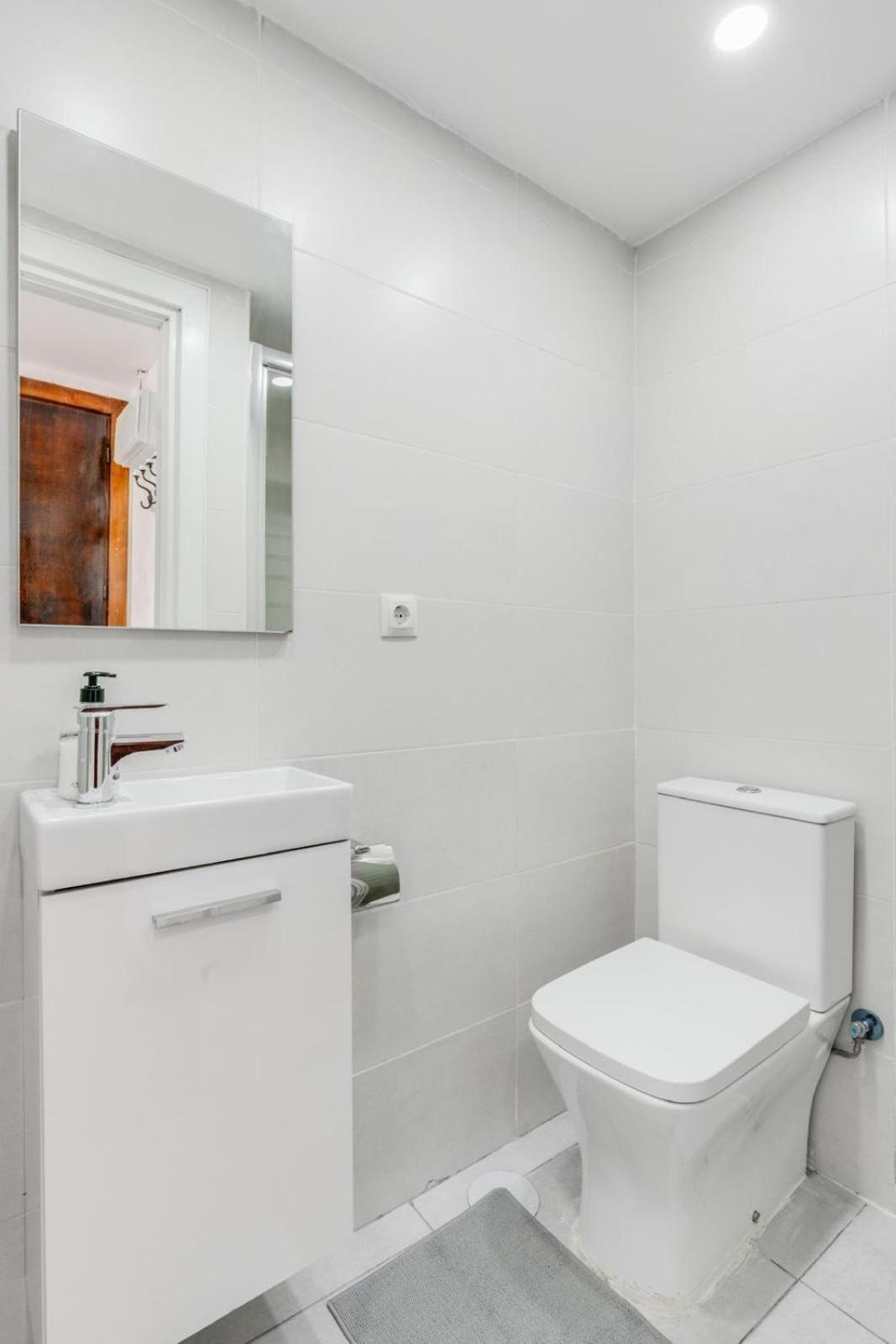 Nogalera Rainbow 2-Bedroom Apartment, Pool And Parking By Namaste Elite Torremolinos Eksteriør bilde